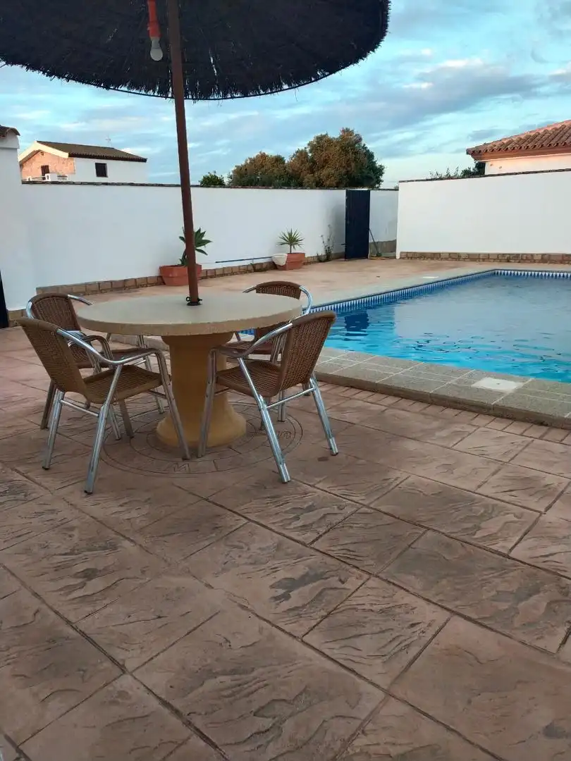 Casa adosada de lloguer a Diseminado Barrio Nuevo, 521, Barrio Nuevo Piscina de Casa adosada de lloguer en Conil de la Frontera amb Aire condicionat, Jardí privat i Terrassa