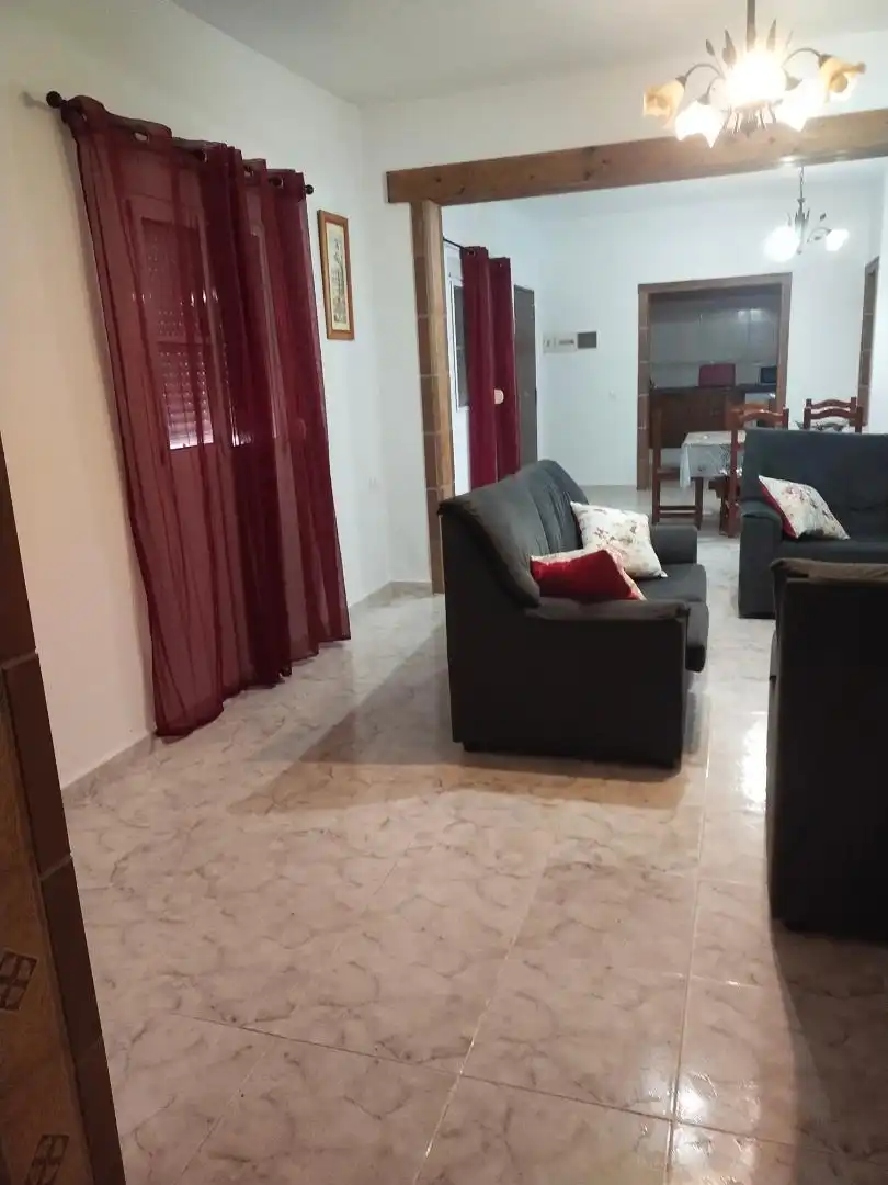 Casa adosada de lloguer a Diseminado Barrio Nuevo, 521, Barrio Nuevo Sala d'estar de Casa adosada de lloguer en Conil de la Frontera amb Aire condicionat, Jardí privat i Terrassa