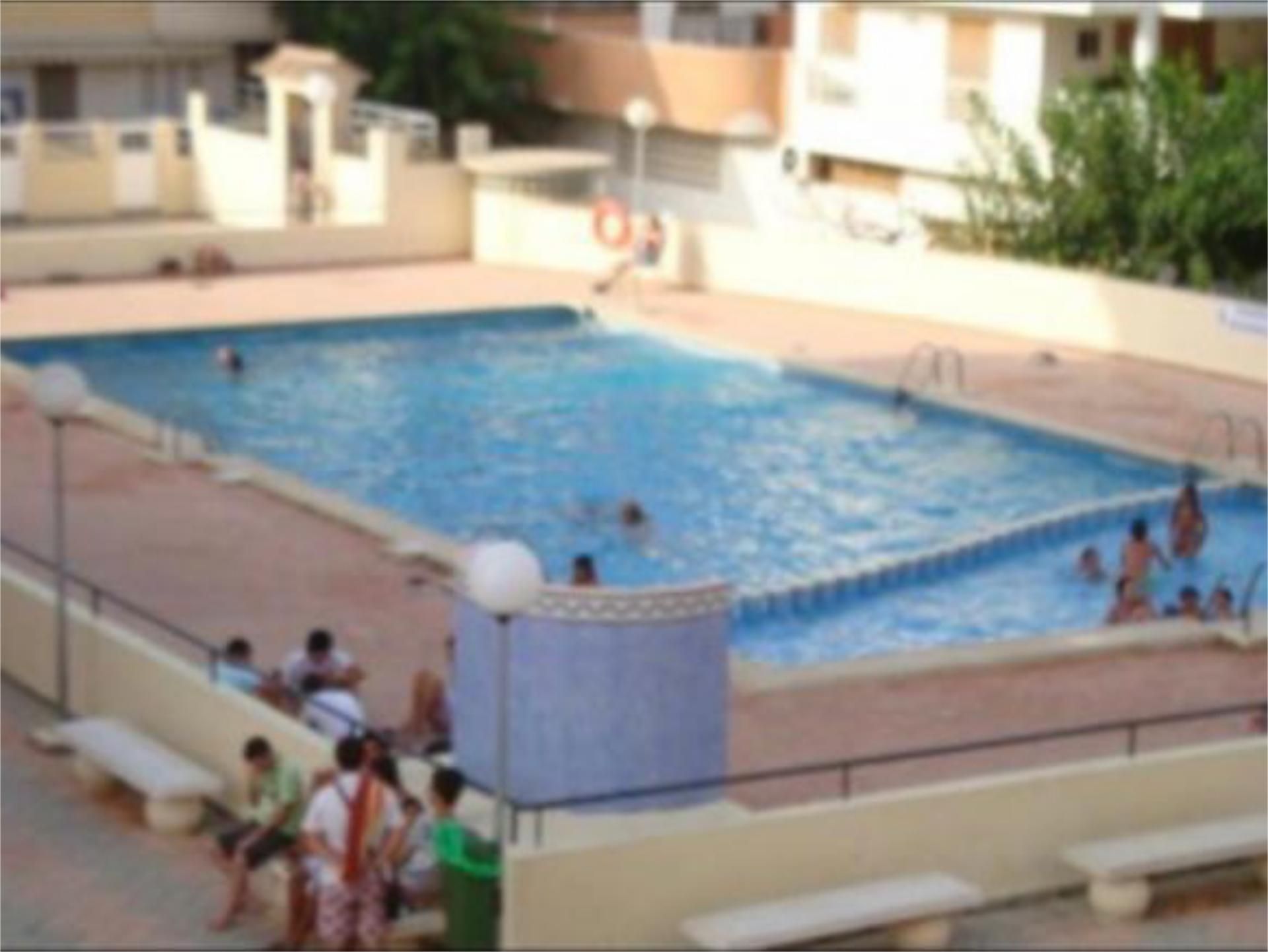 Piscina de Apartament de lloguer en Tavernes de la Valldigna amb Terrassa, Piscina i Moblat
