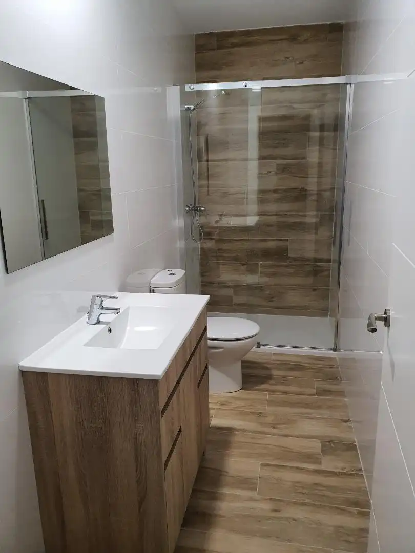 Bany de Apartament de lloguer en Córdoba amb Aire condicionat, Calefacció i Moblat