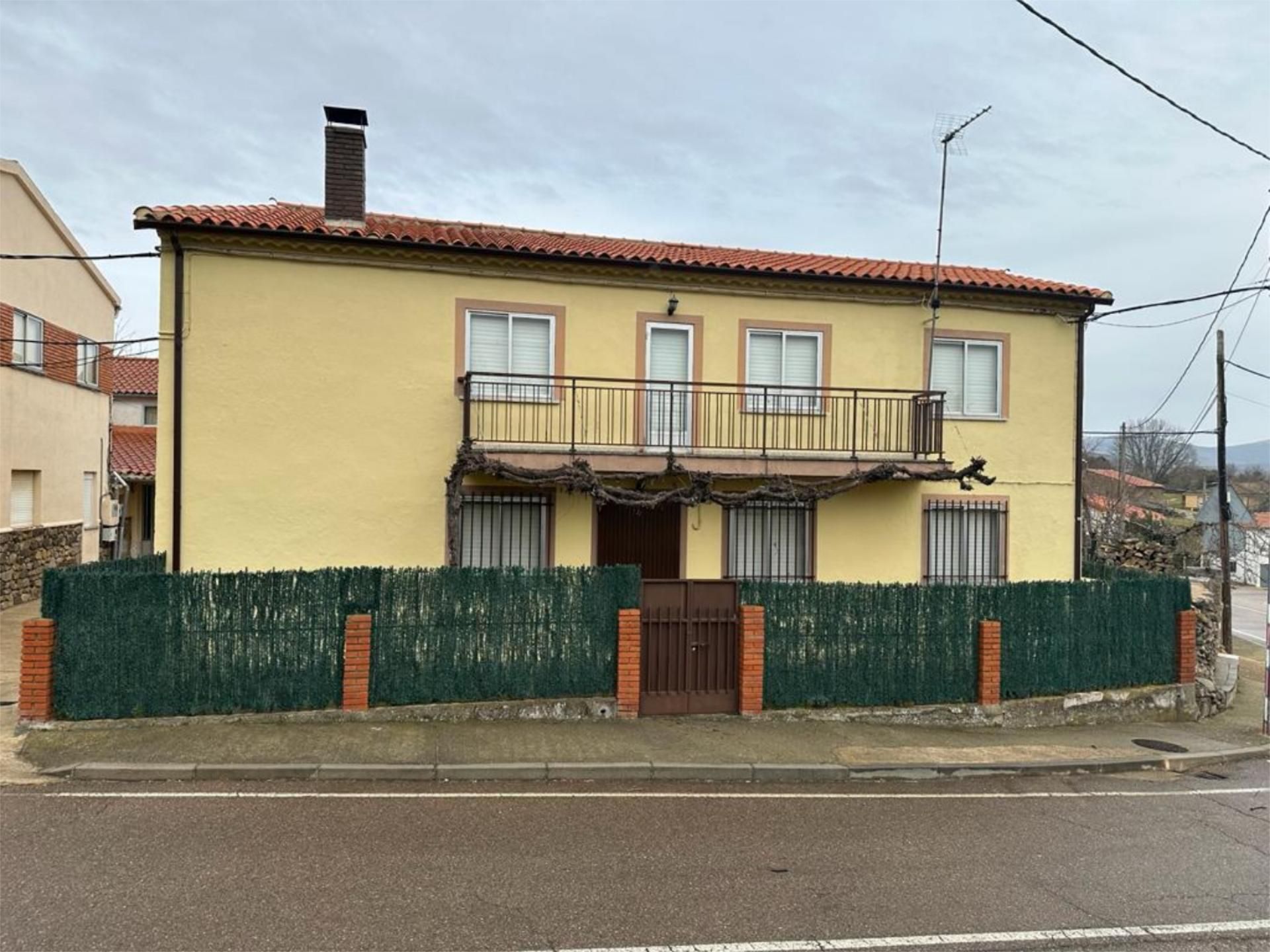 Vista exterior de Casa o xalet en venda en El Cabaco  amb Balcó