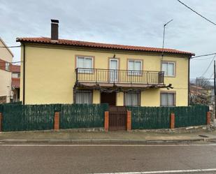 Vista exterior de Casa o xalet en venda en El Cabaco  amb Balcó