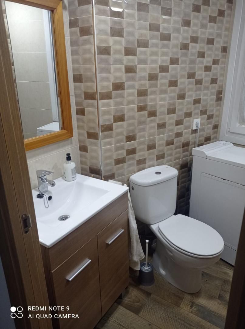 Bany de Apartament de lloguer en  Almería Capital amb Terrassa, Rentadora i Microones