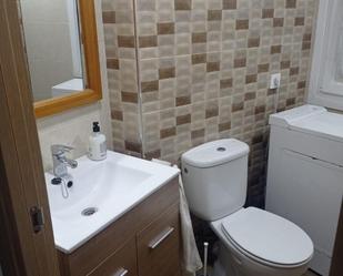 Bany de Apartament de lloguer en  Almería Capital amb Terrassa