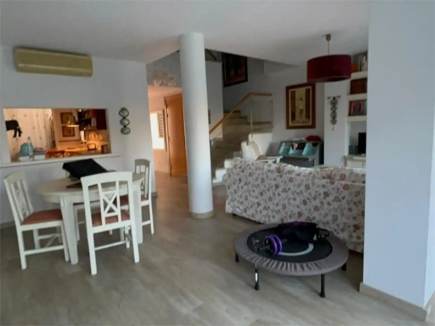 Casa adosada en venta en Calle Almerimar, 27, Costacabana - Loma Cabrera Sala de estar de Casa adosada en venta en Almería con Aire acondicionado, Calefacción y Jardín privado