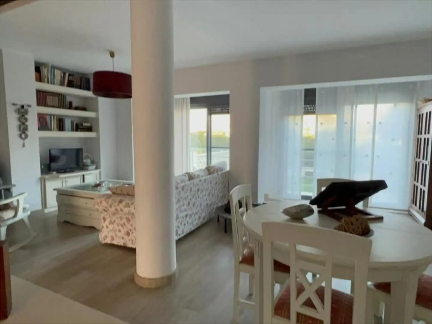 Casa adosada en venta en Calle Almerimar, 27, Costacabana - Loma Cabrera Sala de estar de Casa adosada en venta en Almería con Aire acondicionado, Calefacción y Jardín privado
