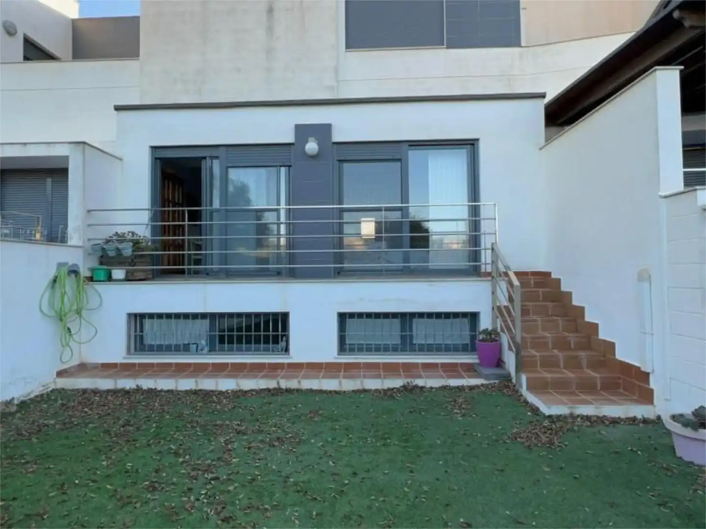Casa adosada en venta en Calle Almerimar, 27, Costacabana - Loma Cabrera Terraza de Casa adosada en venta en Almería con Aire acondicionado, Calefacción y Jardín privado