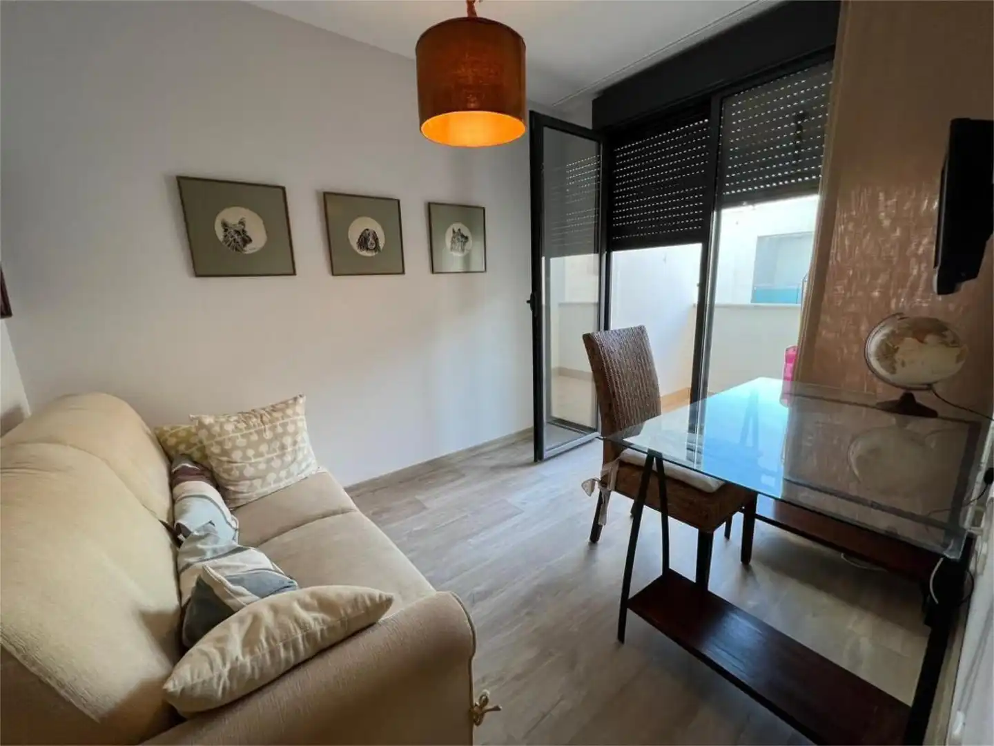 Casa adosada en venta en Calle Almerimar, 27, Costacabana - Loma Cabrera Sala de estar de Casa adosada en venta en Almería con Aire acondicionado, Calefacción y Jardín privado