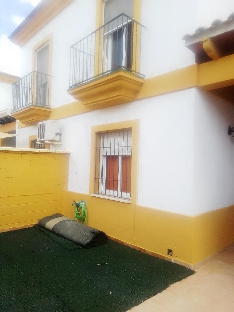 Exterior view of Single-family semi-detached for sale in San Juan del Puerto