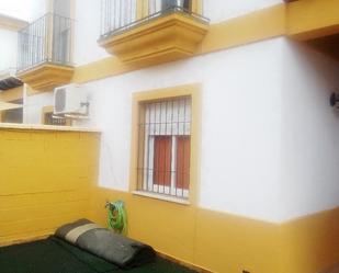 Vista exterior de Casa adosada en venda en San Juan del Puerto