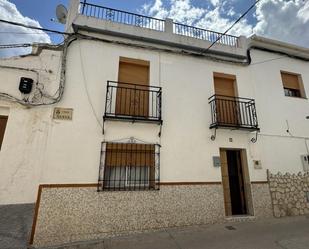 Vista exterior de Casa adosada en venda en El Burgo amb Terrassa i Balcó