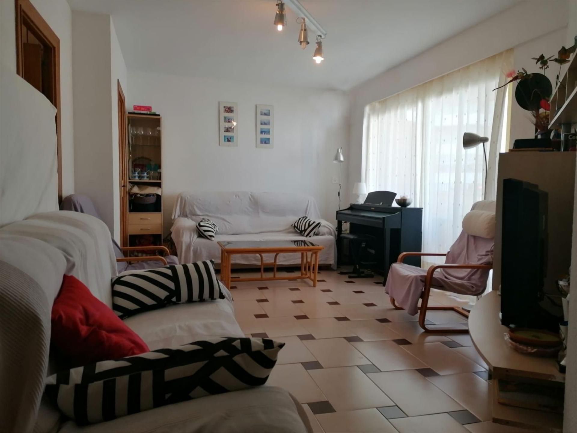 Sala d'estar de Apartament de lloguer en Gandia amb Jardí privat, Terrassa i Piscina