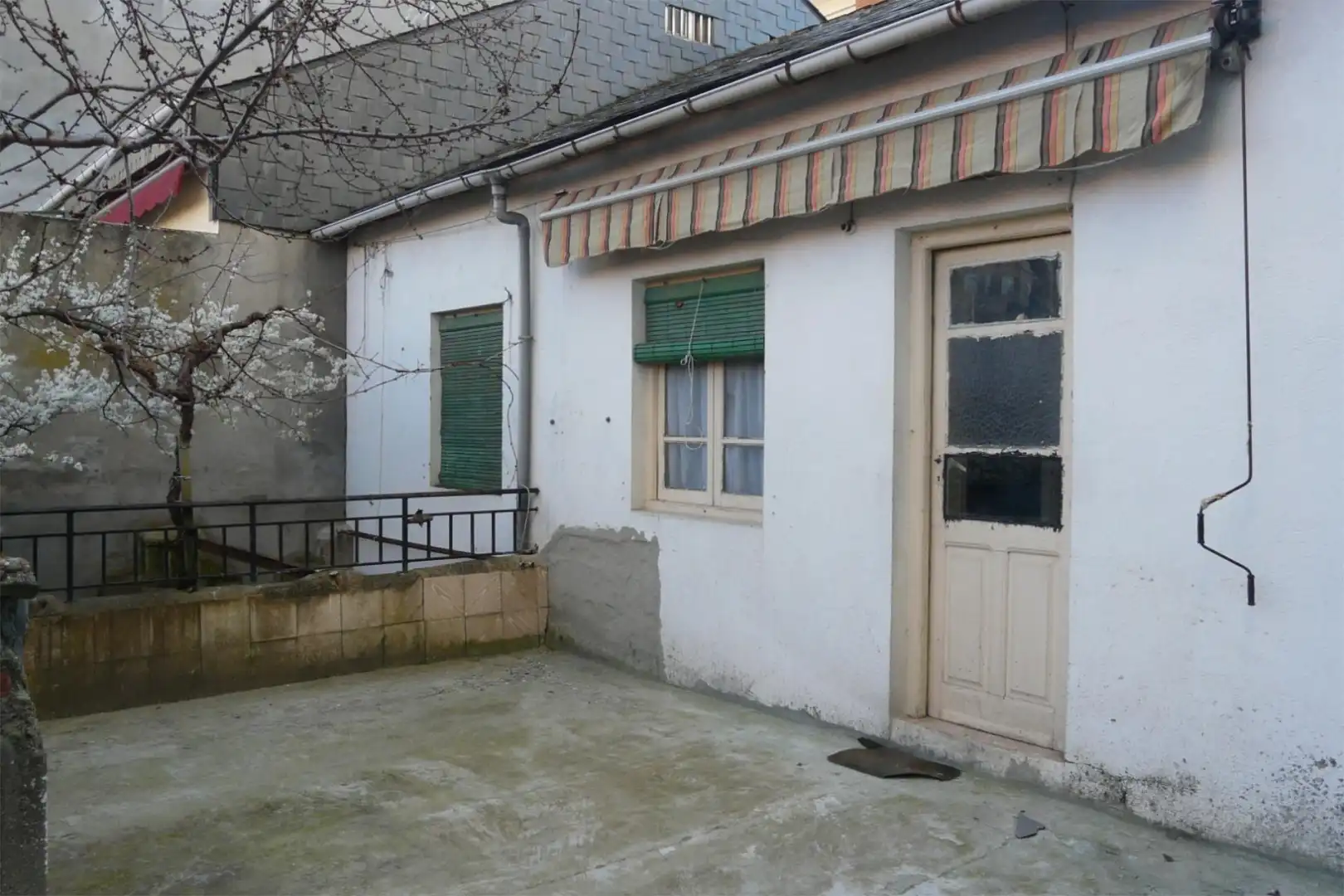 Casa o xalet en venda a Rúa Vigo, 1, O Barco de Valdeorras Vista exterior de Casa o xalet en venda en O Barco de Valdeorras amb Jardí privat, Terrassa i Traster