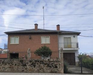 Vista exterior de Casa o xalet en venda en San Esteban del Valle amb Calefacció, Jardí privat i Terrassa