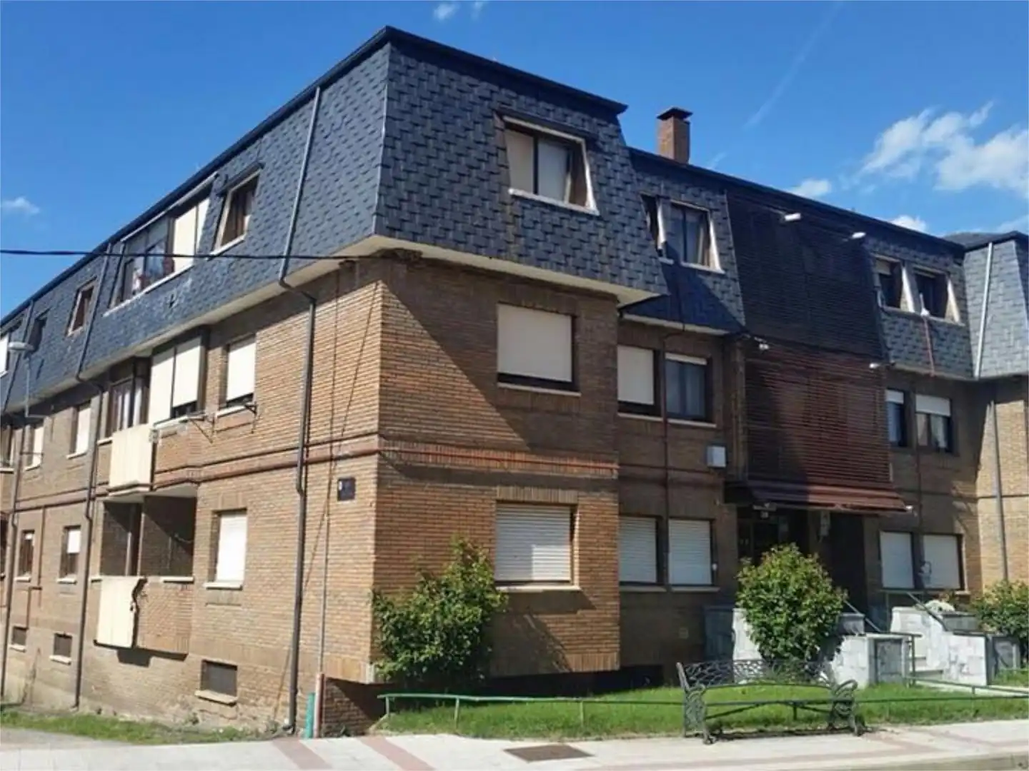 Dúplex en venta en Calle Capitán Lozano, 20, La Pola de Gordón Vista exterior de Dúplex en venta en La Pola de Gordón con Calefacción, Jardín privado y Parquet
