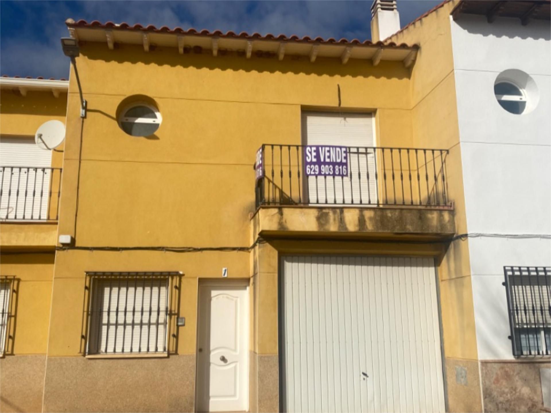 Vista exterior de Casa adosada en venda en Moral de Calatrava amb Terrassa i Balcó