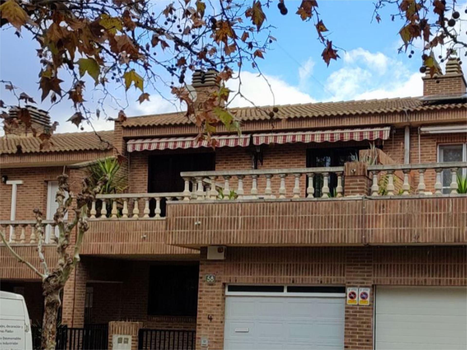 Vista exterior de Casa adosada en venda en Tudela amb Aire condicionat, Calefacció i Jardí privat