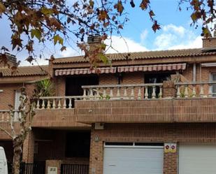Vista exterior de Casa adosada en venda en Tudela amb Aire condicionat i Terrassa