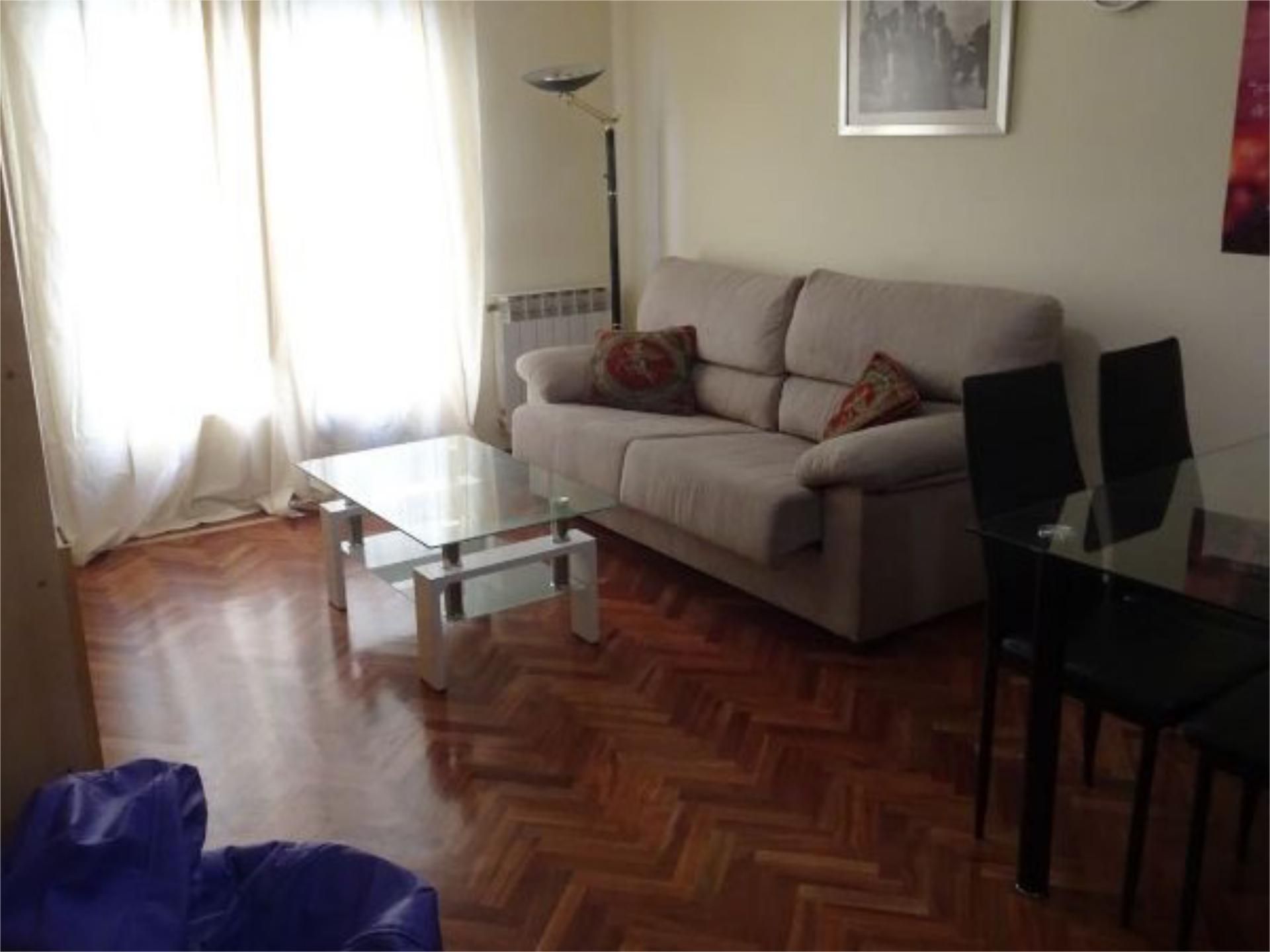 Flat to rent in Calle Pintores, 22, Vidal Living room of Flat to rent in Salamanca Capital with Heating, Parquet flooring and Terrace