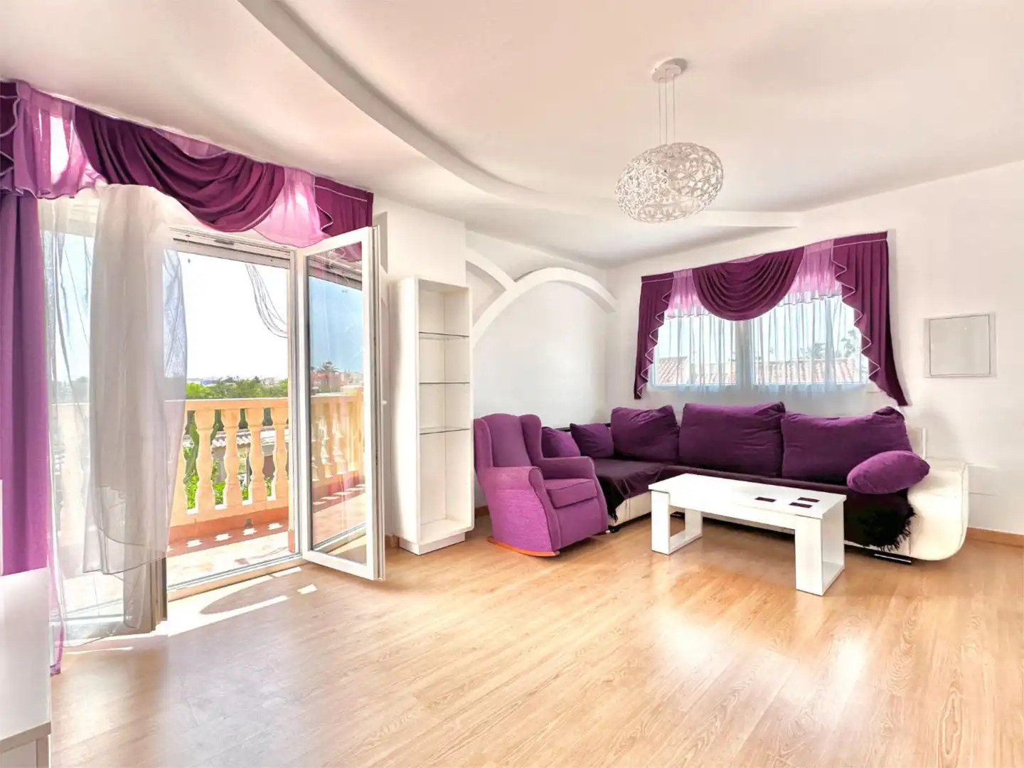 Sala d'estar de Casa o xalet de lloguer en Torrevieja amb Aire condicionat, Jardí privat i Parquet