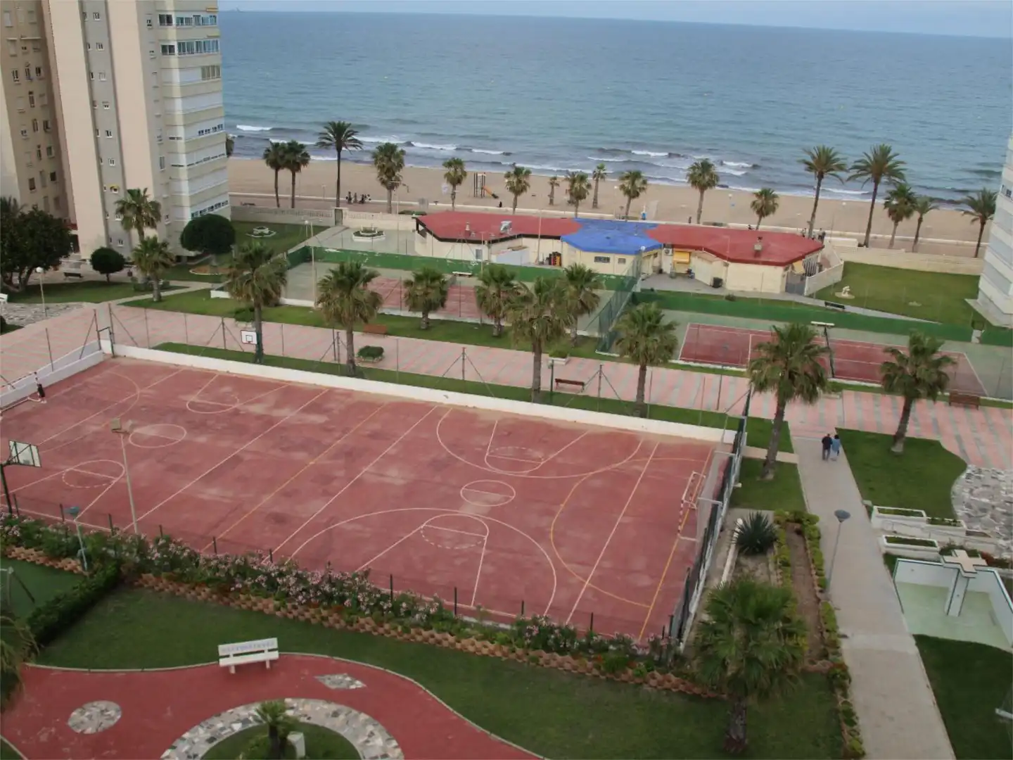 Außenansicht von Wohnung zur Miete in Alicante / Alacant mit Privatgarten, Terrasse und Schwimmbad