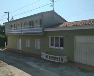 Vista exterior de Casa o xalet en venda en Torrelavega  amb Terrassa i Balcó