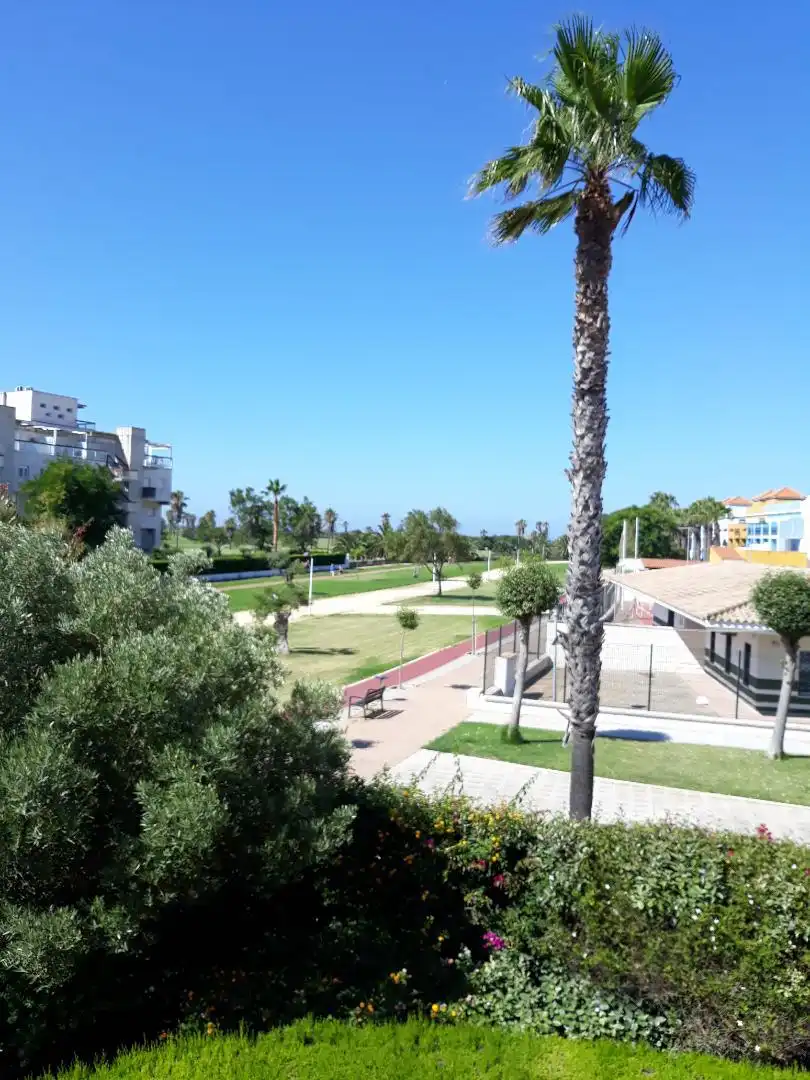 Dúplex de alquiler en Urbanizacion la Ballena, Costa Ballena Golf Vista exterior de Dúplex de alquiler en Rota con Aire acondicionado, Jardín privado y Terraza
