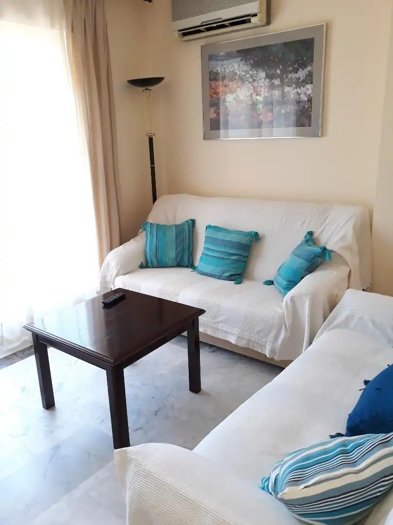 Dúplex de alquiler en Urbanizacion la Ballena, Costa Ballena Golf Sala de estar de Dúplex de alquiler en Rota con Aire acondicionado, Jardín privado y Terraza