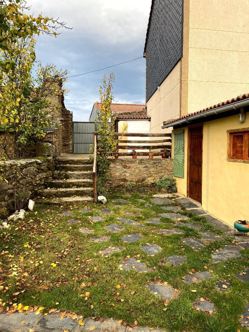 Exterior view of Single-family semi-detached for sale in Mombuey  with Private garden, Furnished and Oven