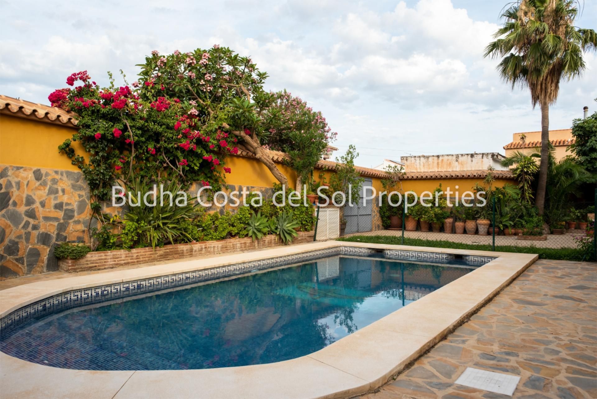 Exterior view of House or chalet for sale in Fuengirola  with Air Conditioner, Heating and Private garden