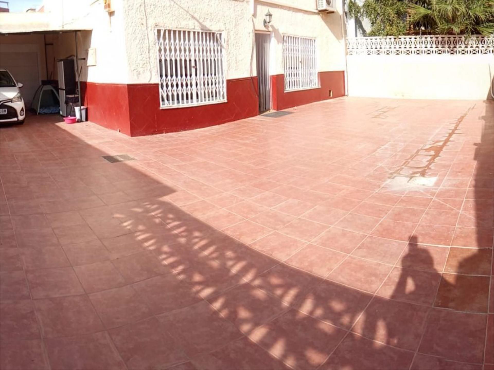 Vista exterior de Dúplex en venda en  Almería Capital amb Aire condicionat, Calefacció i Jardí privat