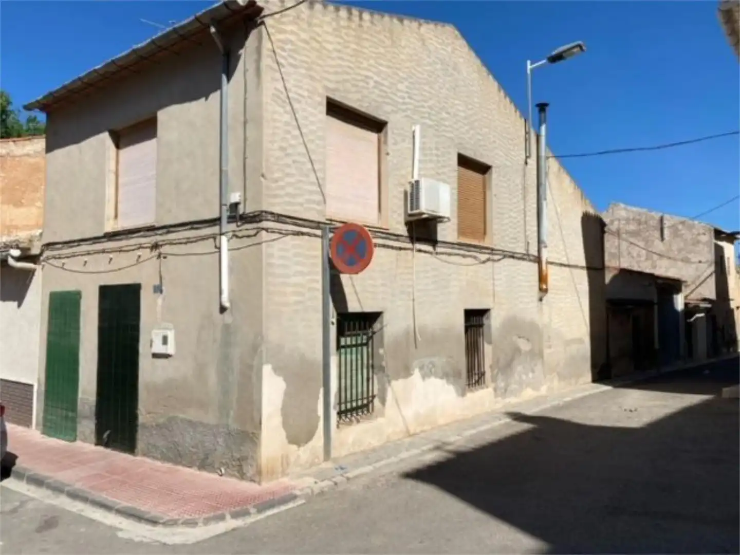 Casa adosada en venta en Plaza de la Concordia, 14, Algueña Vista exterior de Casa adosada en venta en Algueña con Aire acondicionado y Amueblado