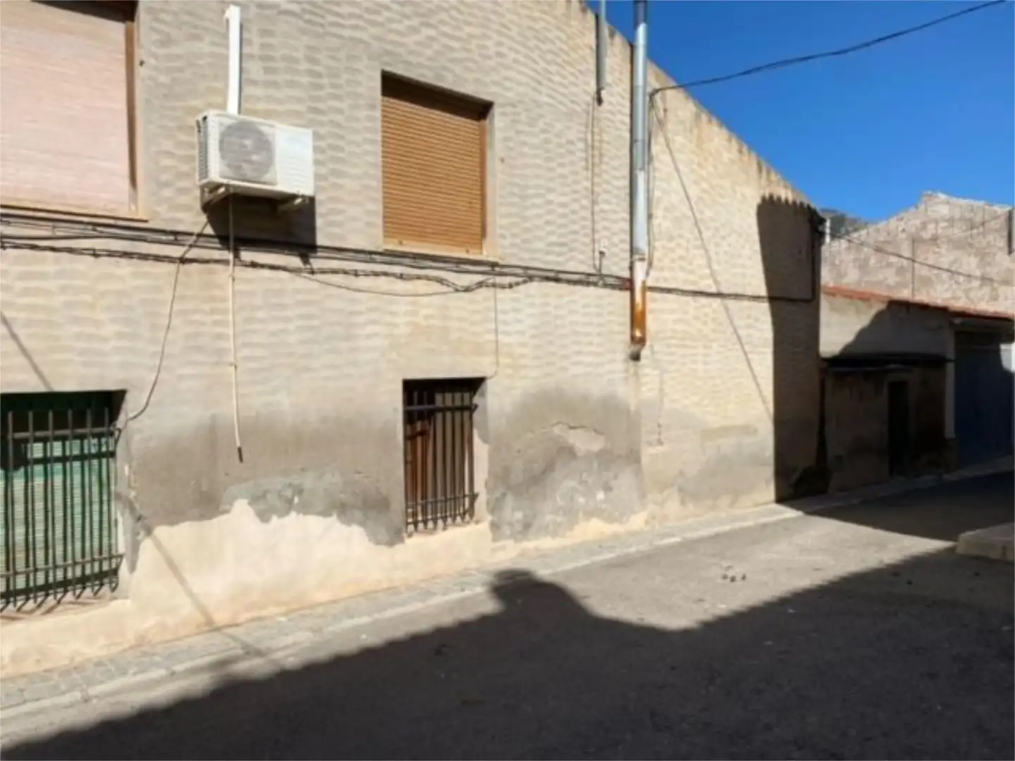 Casa adosada en venta en Plaza de la Concordia, 14, Algueña Vista exterior de Casa adosada en venta en Algueña con Aire acondicionado y Amueblado