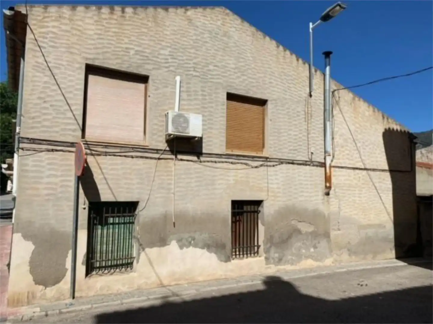 Casa adosada en venta en Plaza de la Concordia, 14, Algueña Vista exterior de Casa adosada en venta en Algueña con Aire acondicionado y Amueblado
