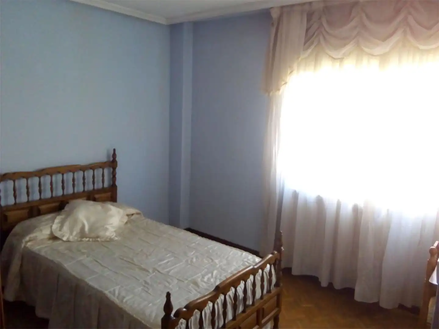 Room in Calle de Azorín, 103, Trobajo del Camino Bedroom of Flat for share in San Andrés del Rabanedo with Heating, Private garden and Parquet flooring