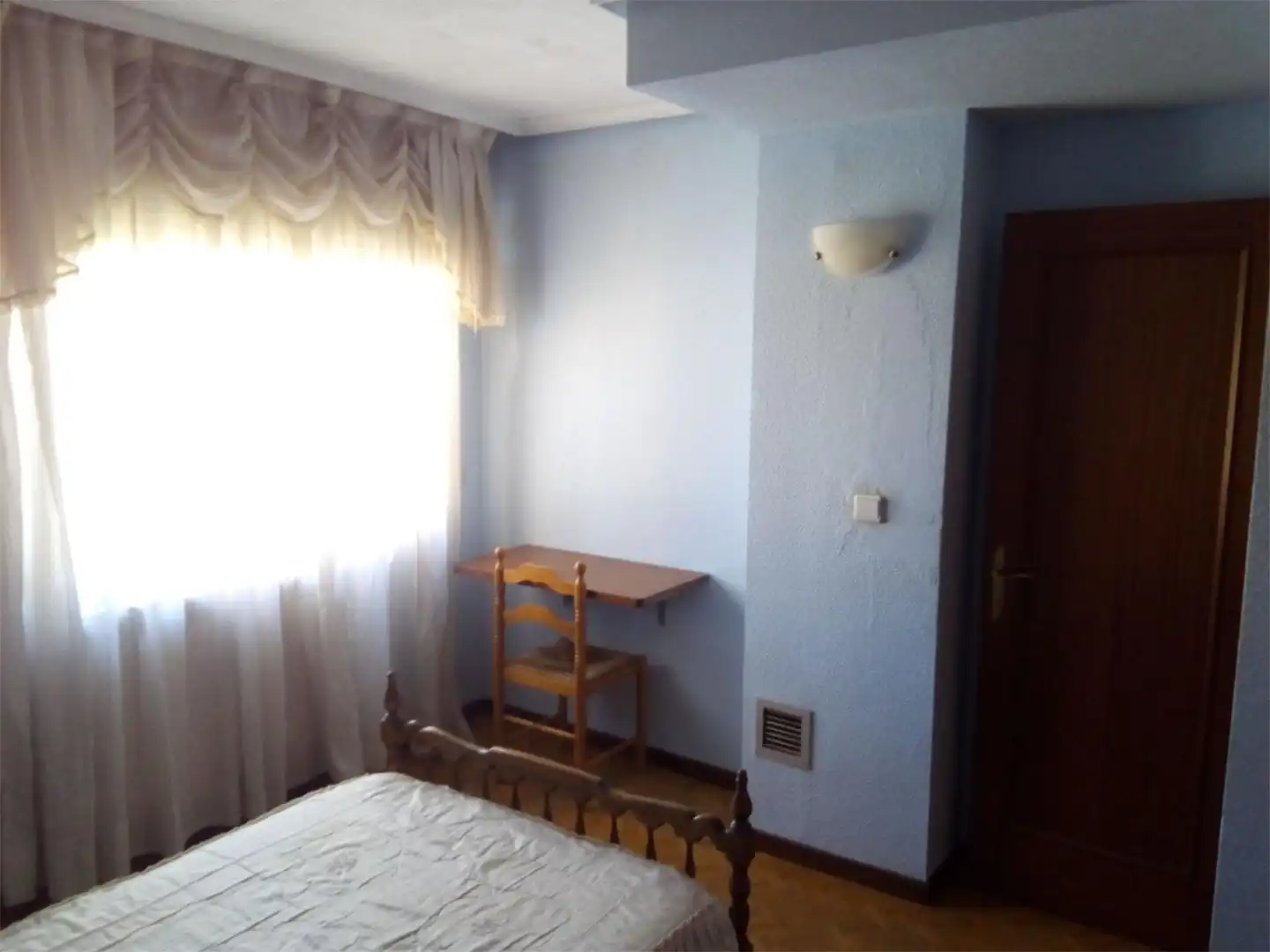 Room in Calle de Azorín, 103, Trobajo del Camino Bedroom of Flat for share in San Andrés del Rabanedo with Heating, Private garden and Parquet flooring