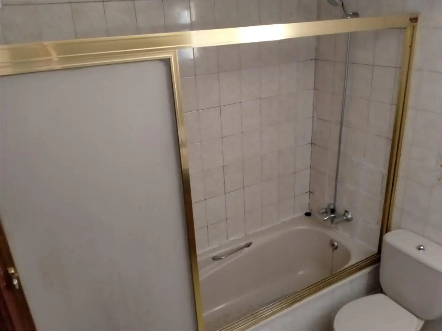 Room in Calle de Azorín, 103, Trobajo del Camino Bathroom of Flat for share in San Andrés del Rabanedo with Heating, Private garden and Parquet flooring