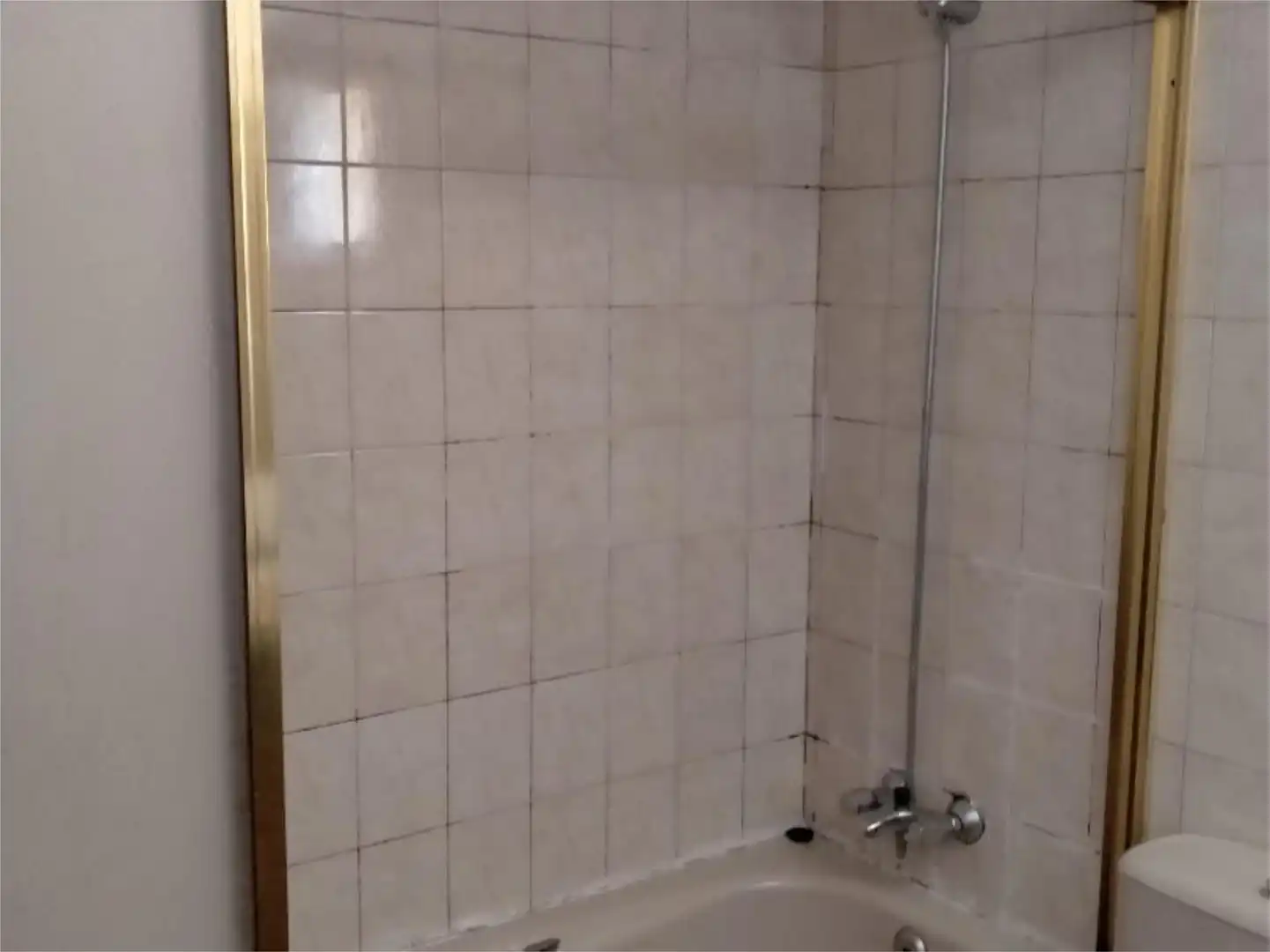 Room in Calle de Azorín, 103, Trobajo del Camino Bathroom of Flat for share in San Andrés del Rabanedo with Heating, Private garden and Parquet flooring