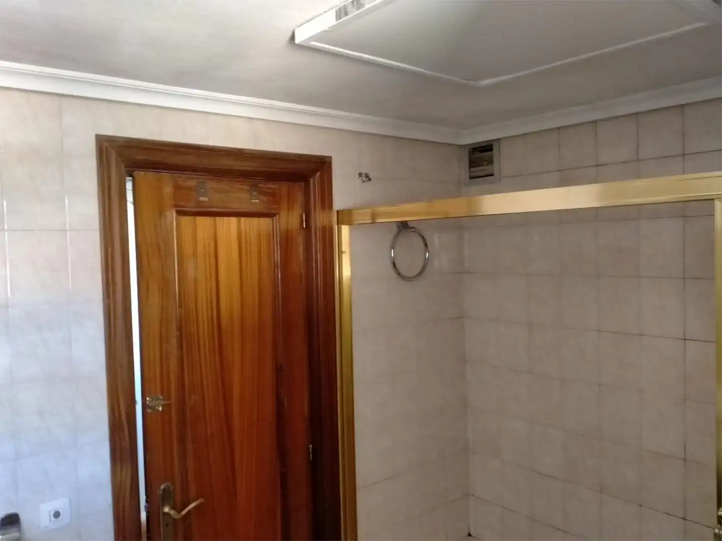 Room in Calle de Azorín, 103, Trobajo del Camino Bathroom of Flat for share in San Andrés del Rabanedo with Heating, Private garden and Parquet flooring