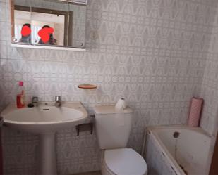 Bathroom of Flat for sale in Alcolea de Calatrava