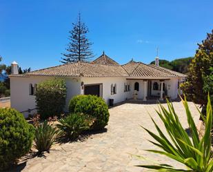 Vista exterior de Casa o xalet en venda en Benahavís amb Aire condicionat, Terrassa i Piscina