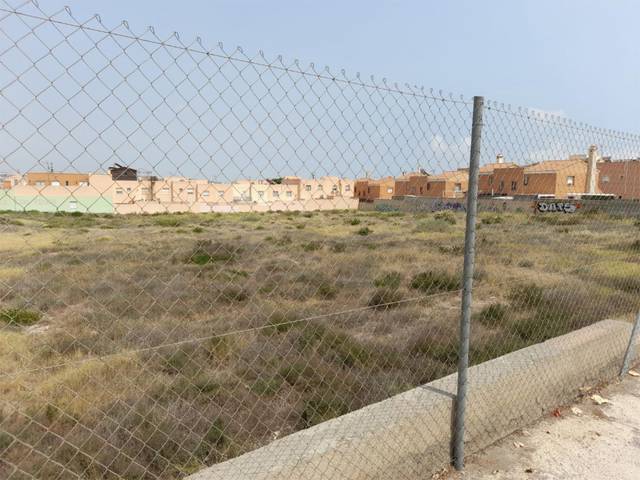 Una plaza recién reformada en Almería sirve de parking y hasta para tender  la ropa