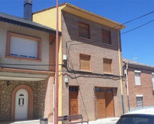 Vista exterior de Casa o xalet en venda en Valencia de Don Juan amb Terrassa