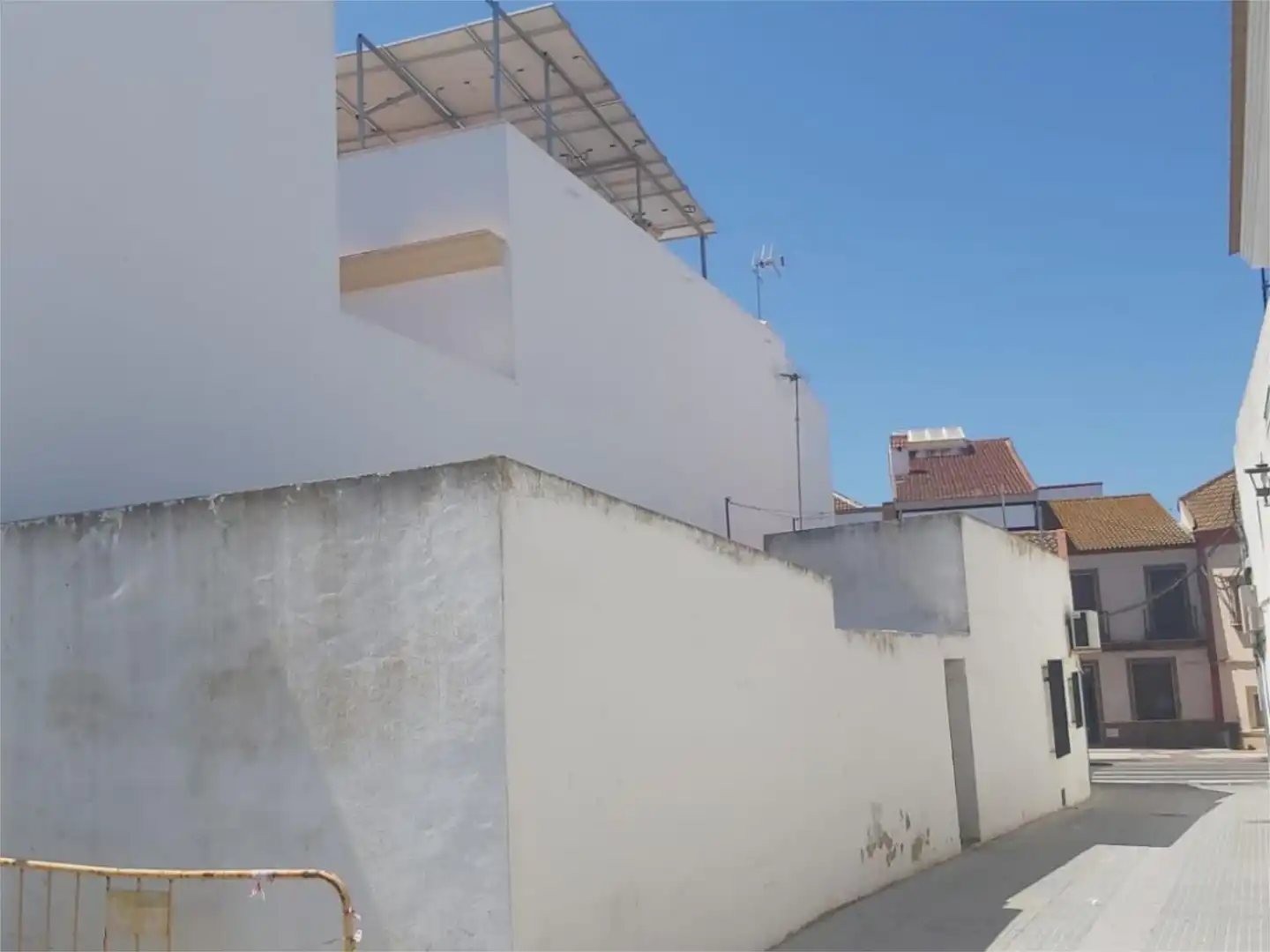 Vista exterior de Casa adosada en venda en Lucena del Puerto amb Aire condicionat, Terrassa i Traster