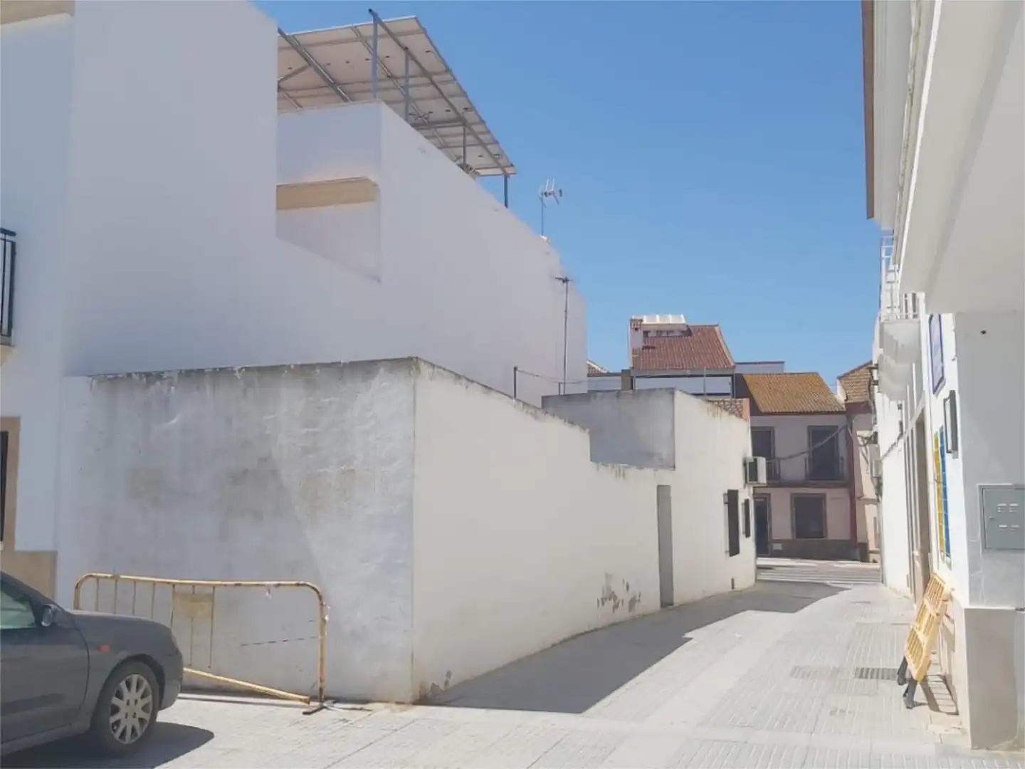 Vista exterior de Casa adosada en venda en Lucena del Puerto amb Aire condicionat, Terrassa i Traster