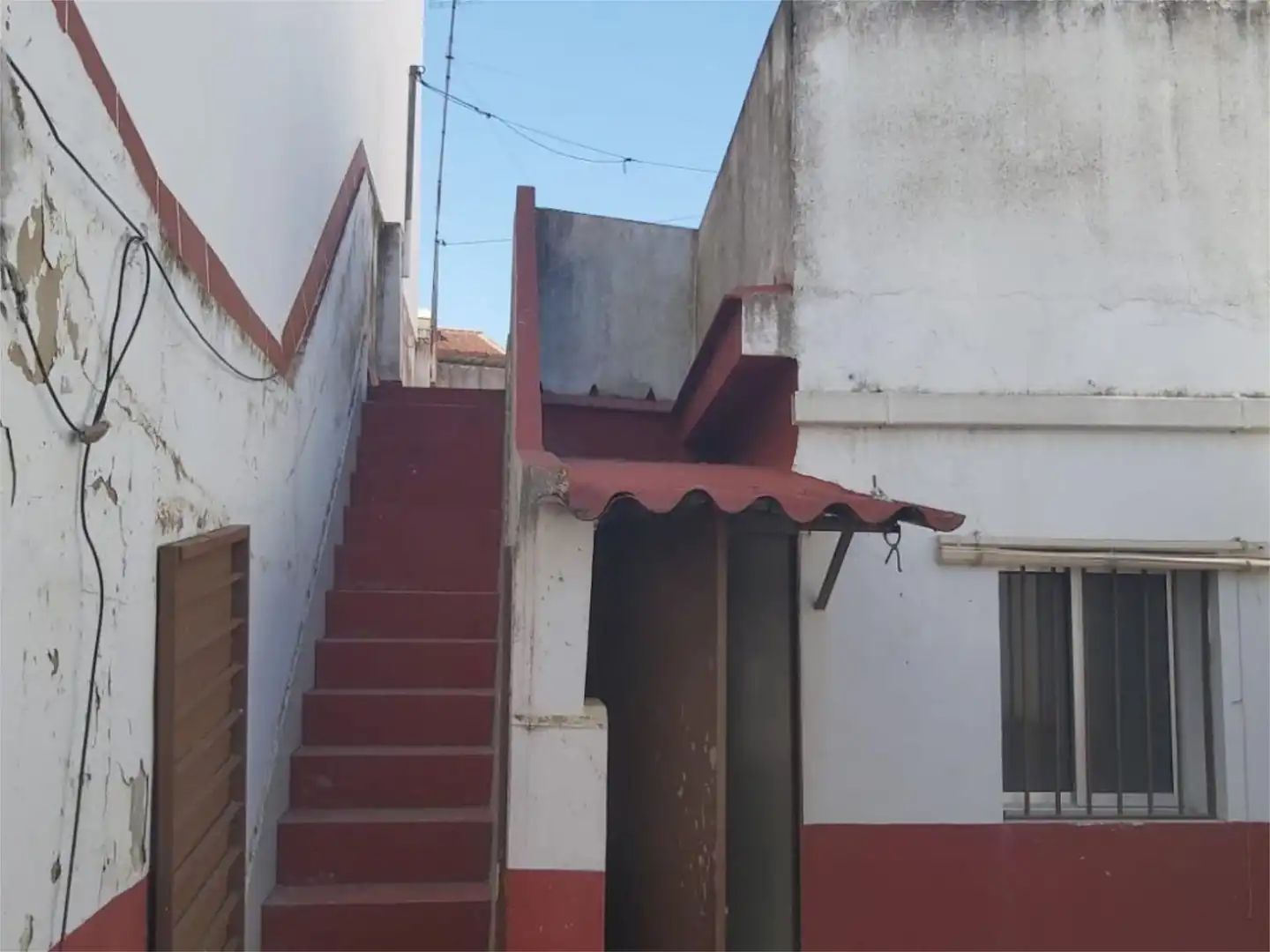 Vista exterior de Casa adosada en venda en Lucena del Puerto amb Aire condicionat, Terrassa i Traster