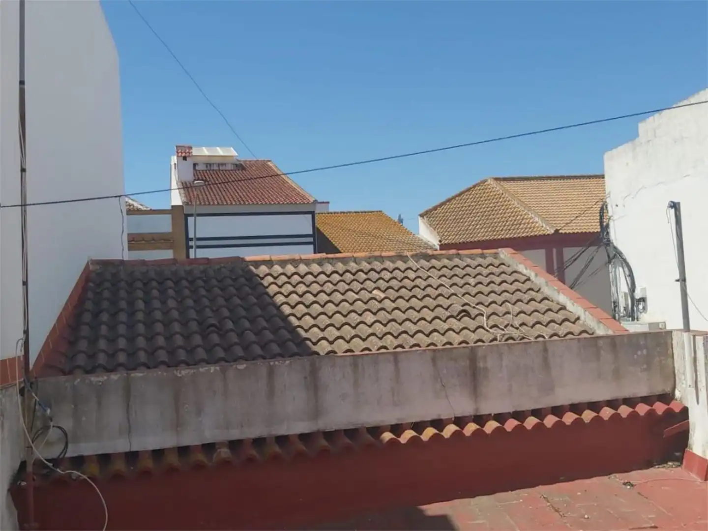 Vista exterior de Casa adosada en venda en Lucena del Puerto amb Aire condicionat, Terrassa i Traster