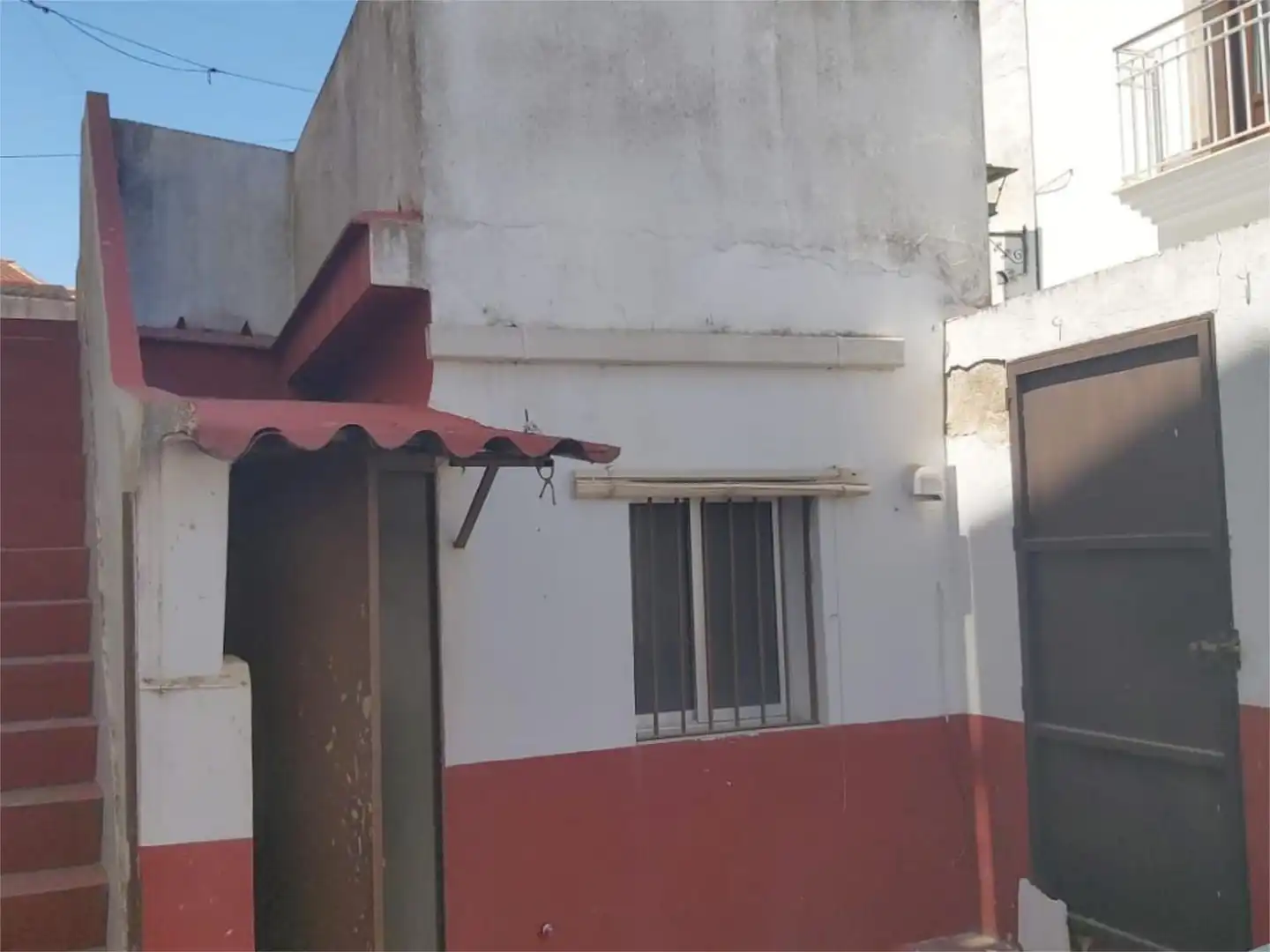 Vista exterior de Casa adosada en venda en Lucena del Puerto amb Aire condicionat, Terrassa i Traster
