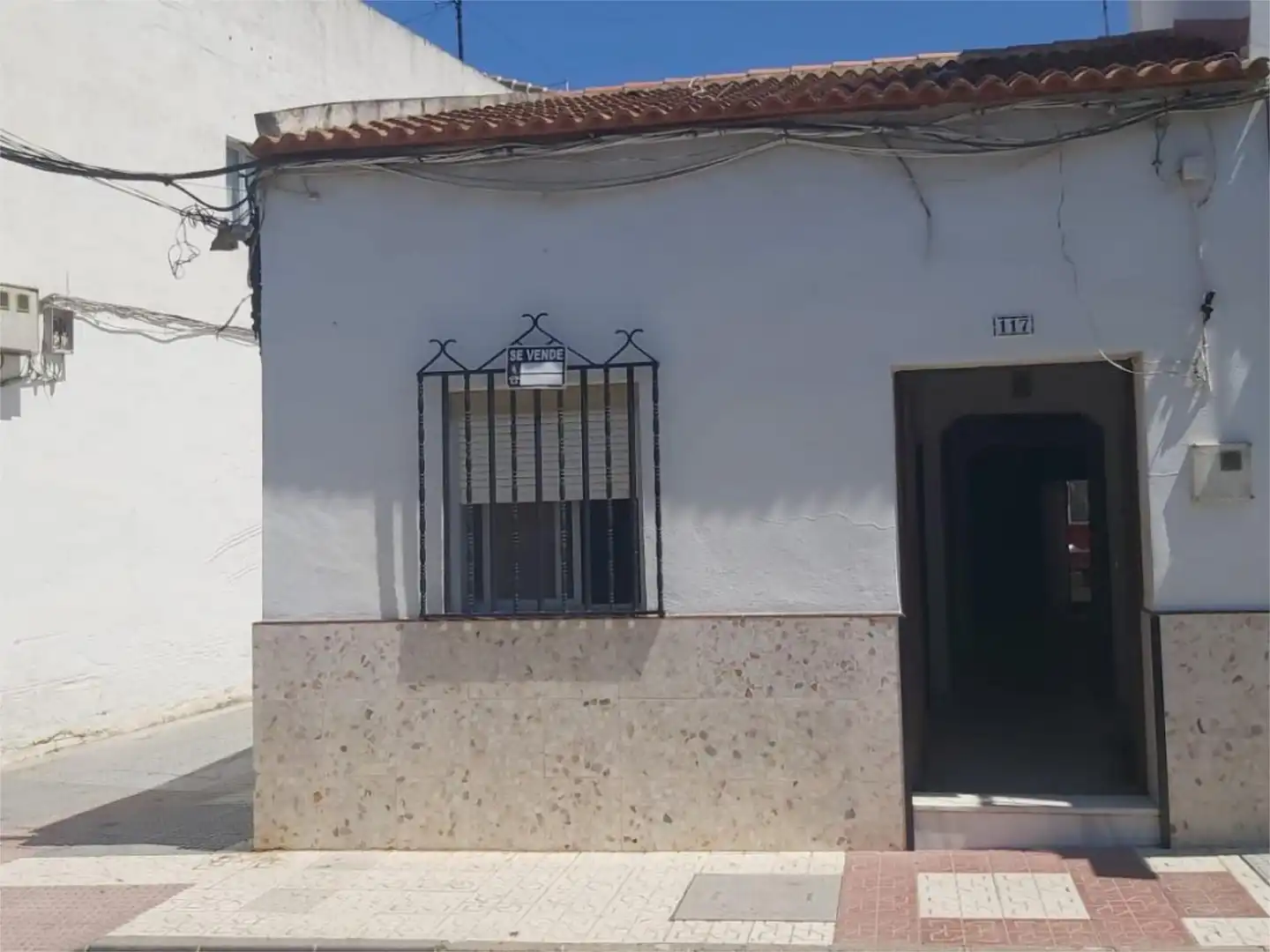 Vista exterior de Casa adosada en venda en Lucena del Puerto amb Aire condicionat, Terrassa i Traster