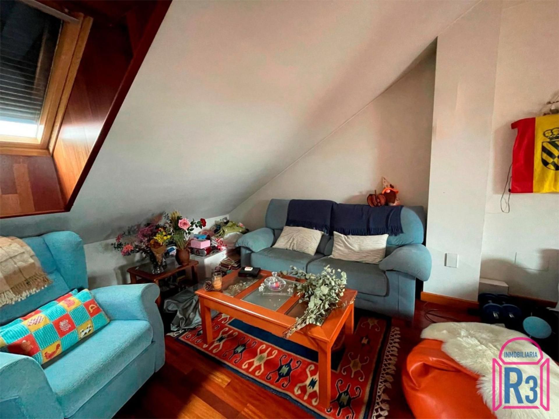 Sala d'estar de Casa adosada en venda en Valverde de la Virgen amb Calefacció, Parquet i Moblat